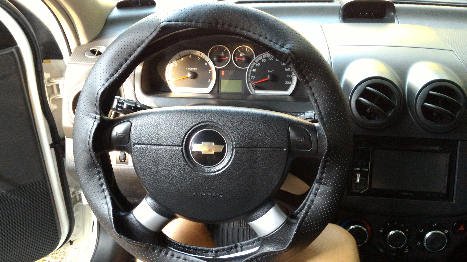 руль шевроле авео 2005 год. шевроле авео за рулем. оплетка на руль авео т250. диаметр руля шевроле авео.