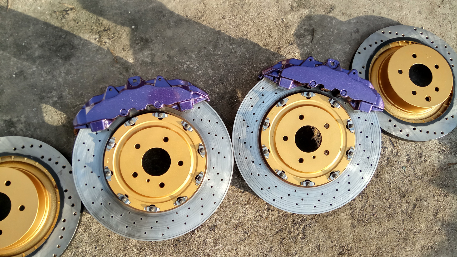 Тормоза брембо 8 поршневые додж рам. Тормозной диск большего диаметра. Swag 82915895 диск тормозной. Атла мились тармаза велика чем склеить. Пыльник bpw дисковый тормоз.