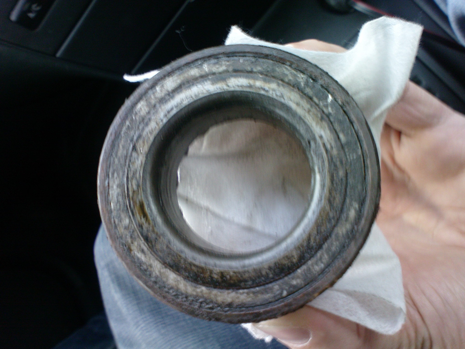 The right front wheel bearing collapsed - Toyota Corolla Runx 18 L 2001
