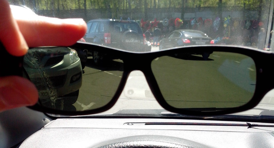 Очки с поляризацией что это значит. Поляризационные очки авто. Поляризационные стекла на автомобиль. Поляризационные стеклянные очки. Блики на солнцезащитных очках.