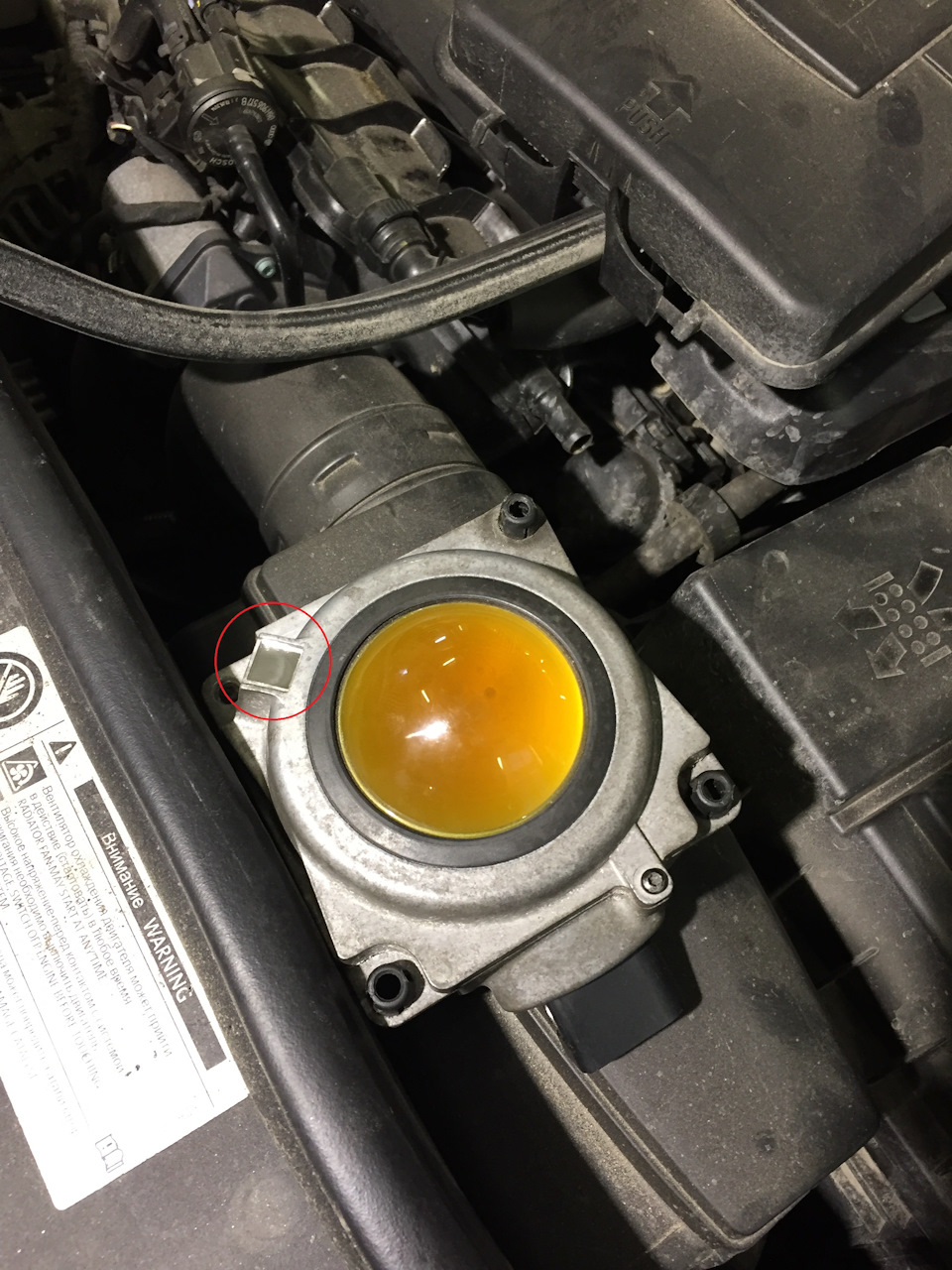 Зеркало на радаре (выделено кружком). Говорят, что оно используется для юстировки положения радара. По Elsa — оно нужно для калибровки радара на дилерском оборудовании. Пытаться в помощью этого зеркала и лазерной указки ровно установить радар на машину — путь неправильный. — Volkswagen Passat Variant (B7)