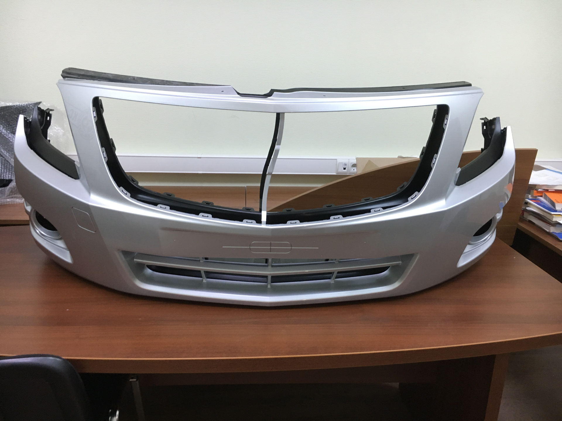 Белый равон р4. Передняя решетка бампера cobalt chevrolet. 52131745. Бампер передний равон р2 артикул. Бампер передний равон р4.