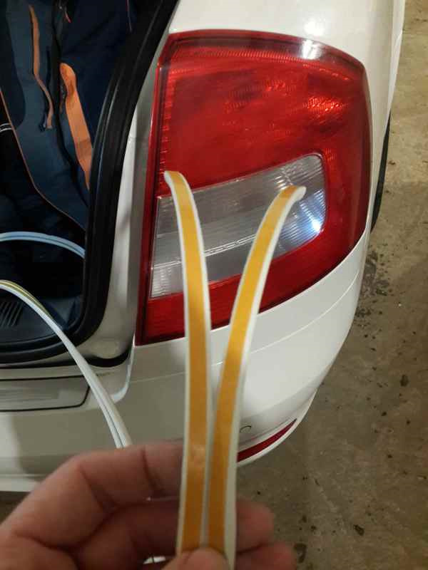 обратная сторона с клеевой стороной — Skoda Octavia A5 Mk2