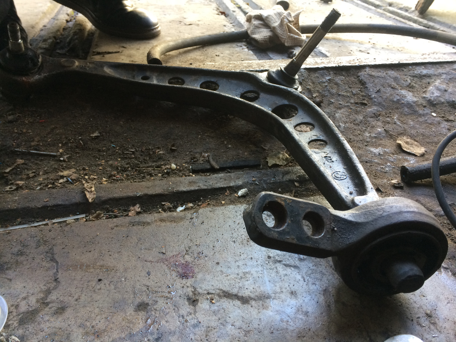 рычаг левый opel omega. загнуло рычаг. погнут переднего рычага. нижний рычаг nissan ad 11. рычаг передний понтиак вайб.