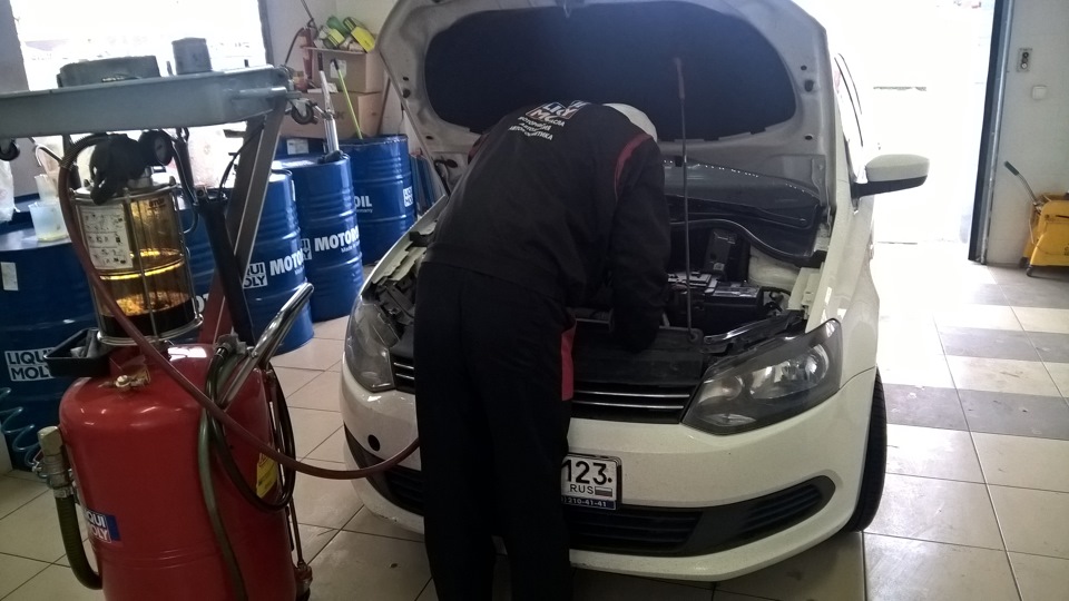 Замена масла и воздушного фильтра. — Volkswagen Polo Sedan, 1,6 л, 2013 ...