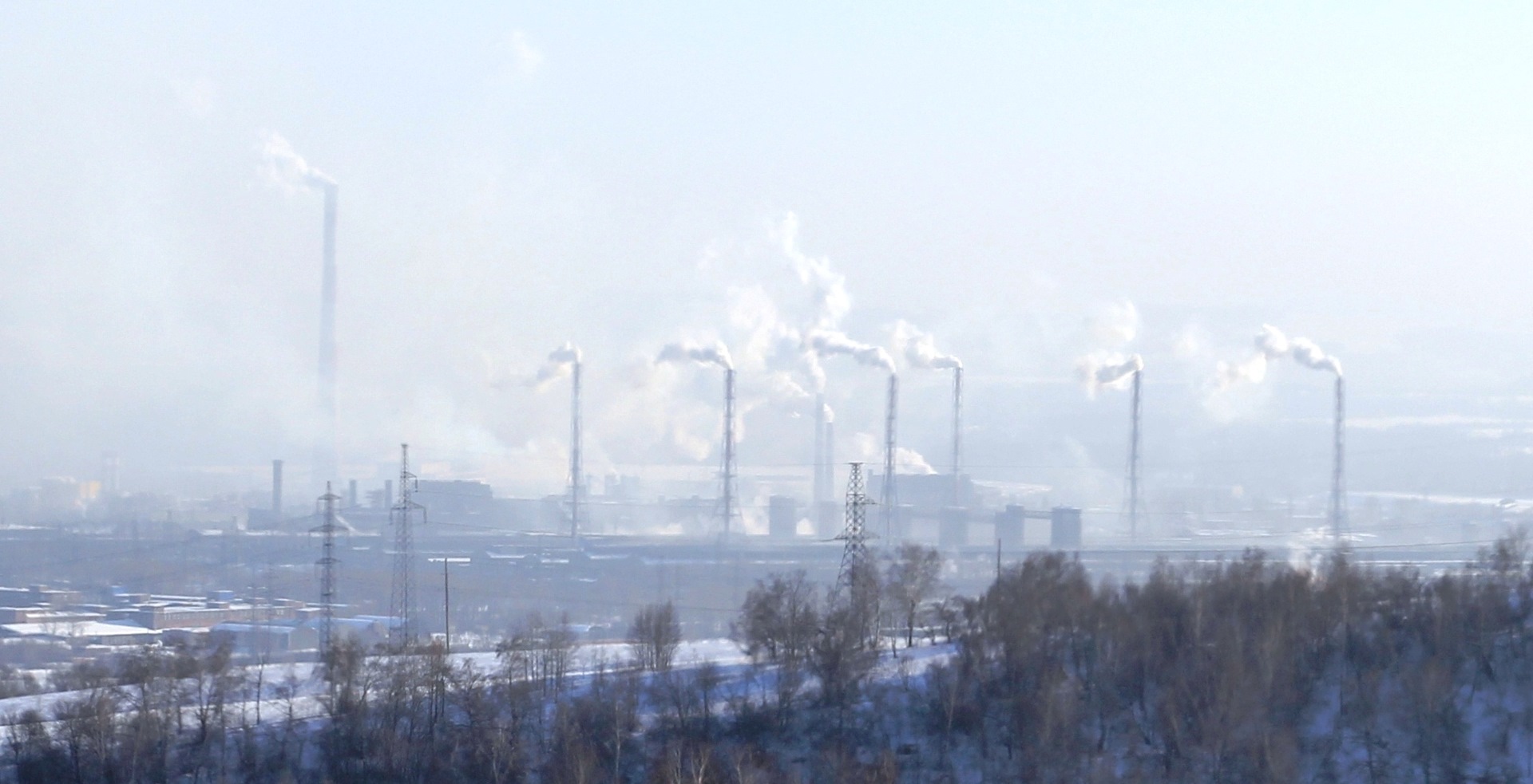 Заводы новокузнецка. ЗСМК Новокузнецк дым. КМК Новокузнецк ферросплавный. Новокузнецк алюминиевый завод дым. Новокузнецк загрязнение ЗСМК.