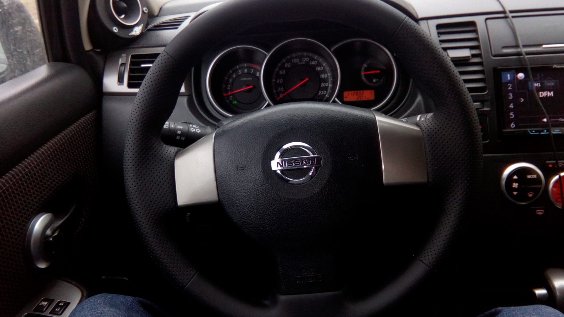 Ниссан тиида своими руками. Nissan Tiida (1g). Руль Ниссан Тиида. Ниссан Тиида 2012 года руль. Ниссан тии да еа руль.