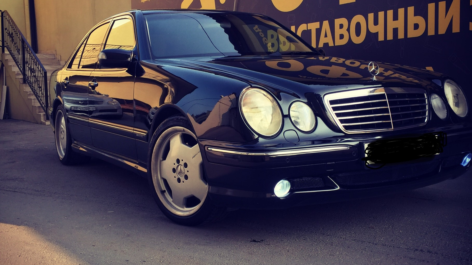 Мерседес 210 москва. Мерседес 210. E55 AMG w210. Мерседес 210 55 АМГ белый. 210 Mercedes 4.3.