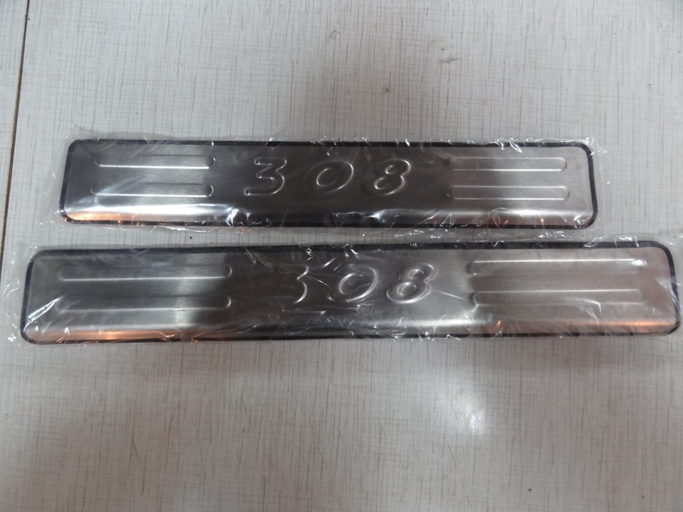 Установка накладок на пороги — Peugeot 308 (1G), 1,6 л, 2008 года ...