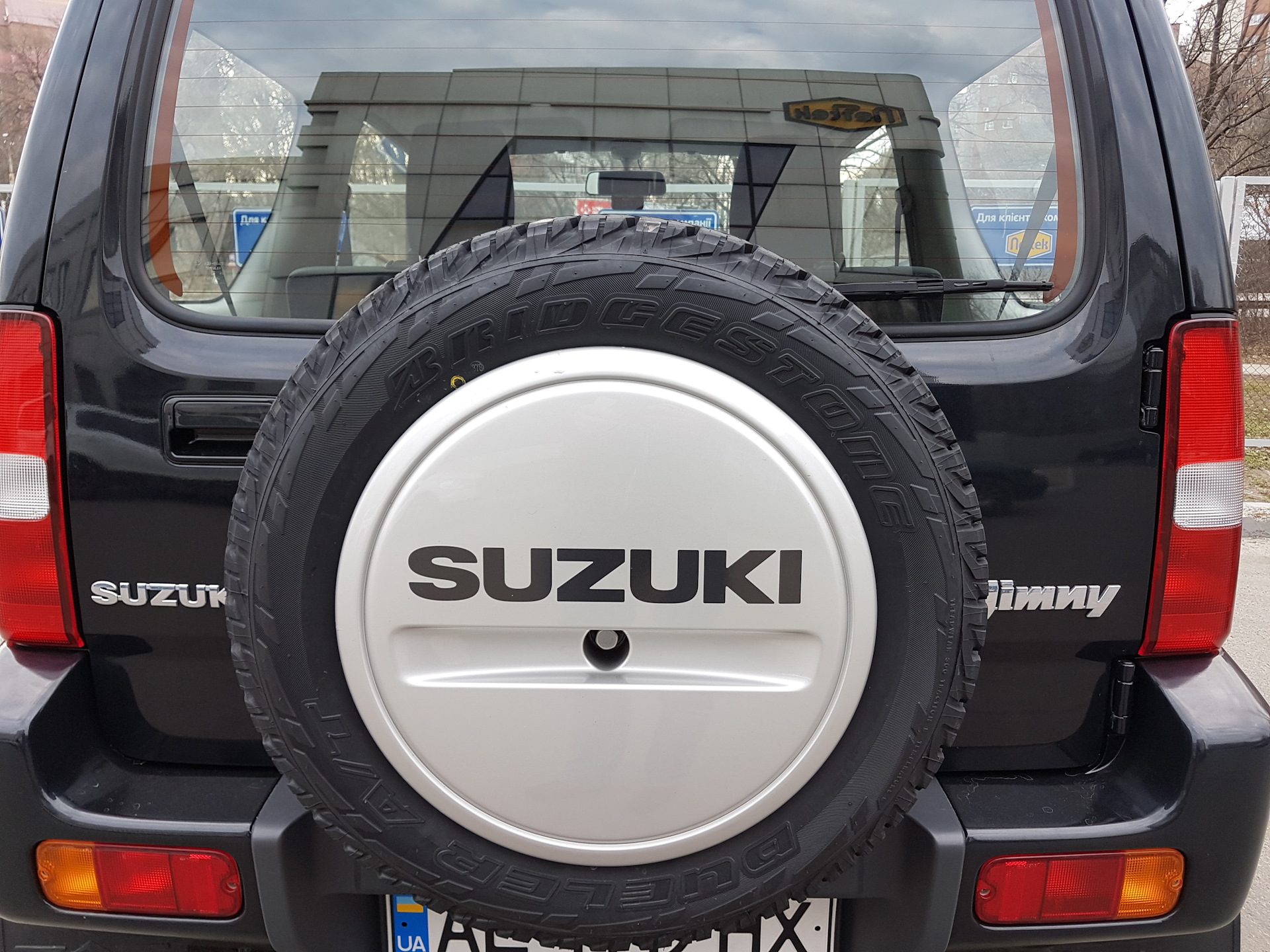 Suzuki Jimny запасное колесо