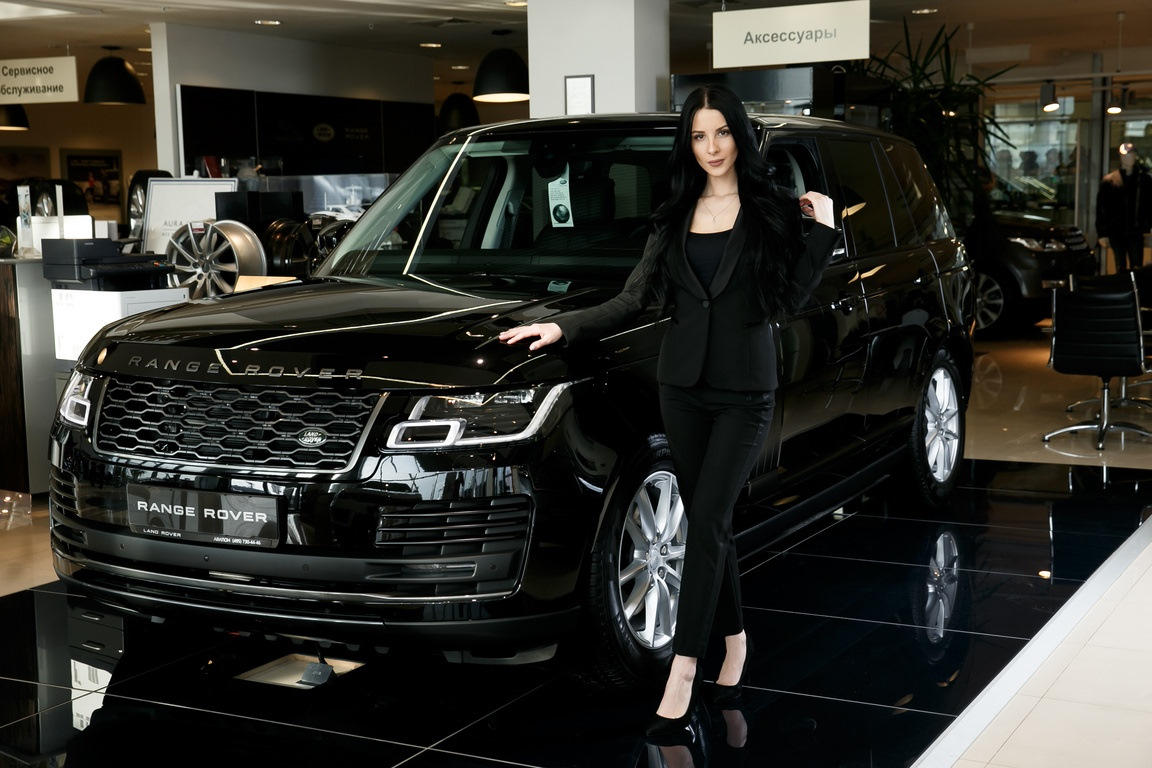 Владельцы range rover. Автосалон Рендж Ровер. Новый Рендж Ровер Авилон. Range Rover avilon. Рендж Ровер дилеры.