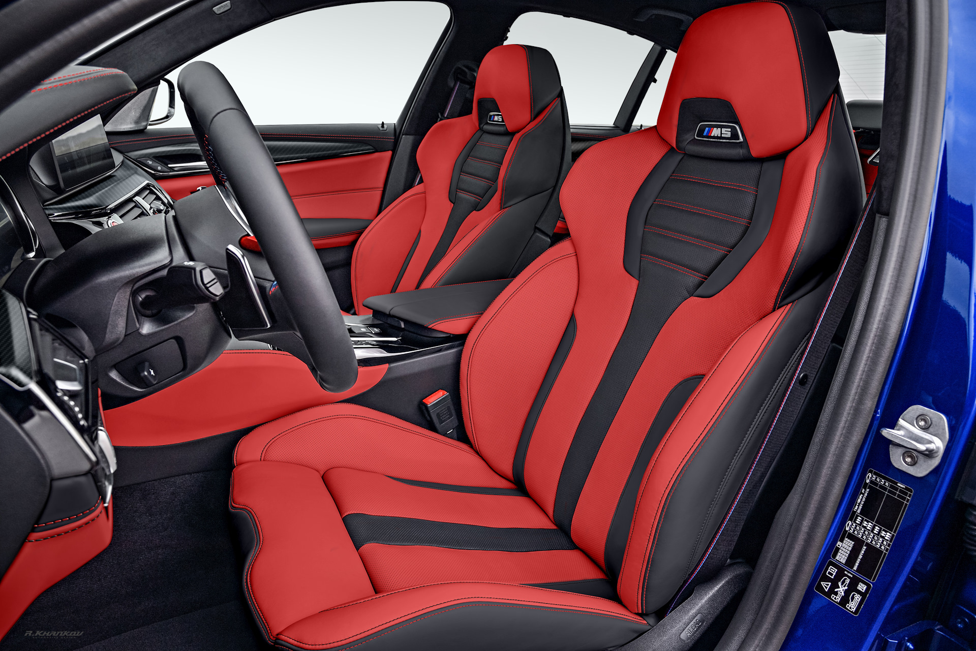 Кресло bmw m5. БМВ м5 ф90. БМВ м5 салон. БМВ м5 ф90 в автосалоне. Red Interior BMW m5 f90.