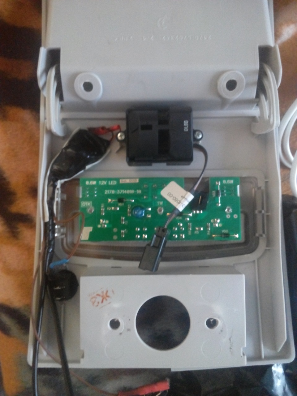 USB Зарядка от плафона освещения салона — Lada Приора хэтчбек, 1,6 л ...