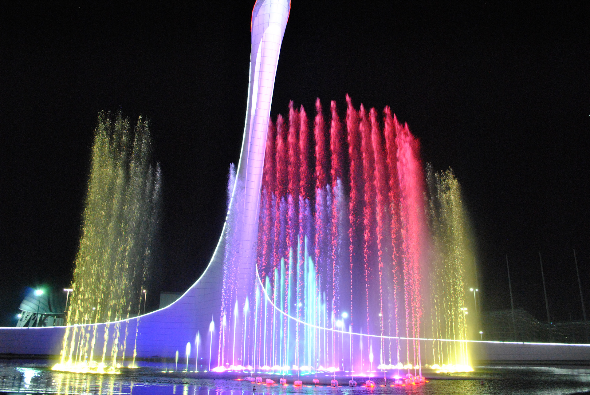 Сочи достопримечательности и развлечения. Олимпийский фонтан Сочи. Поющие фонтаны в Адлере Сочи парк. Фонтан Адлер Олимпийский парк. Сочи парк фонтан.