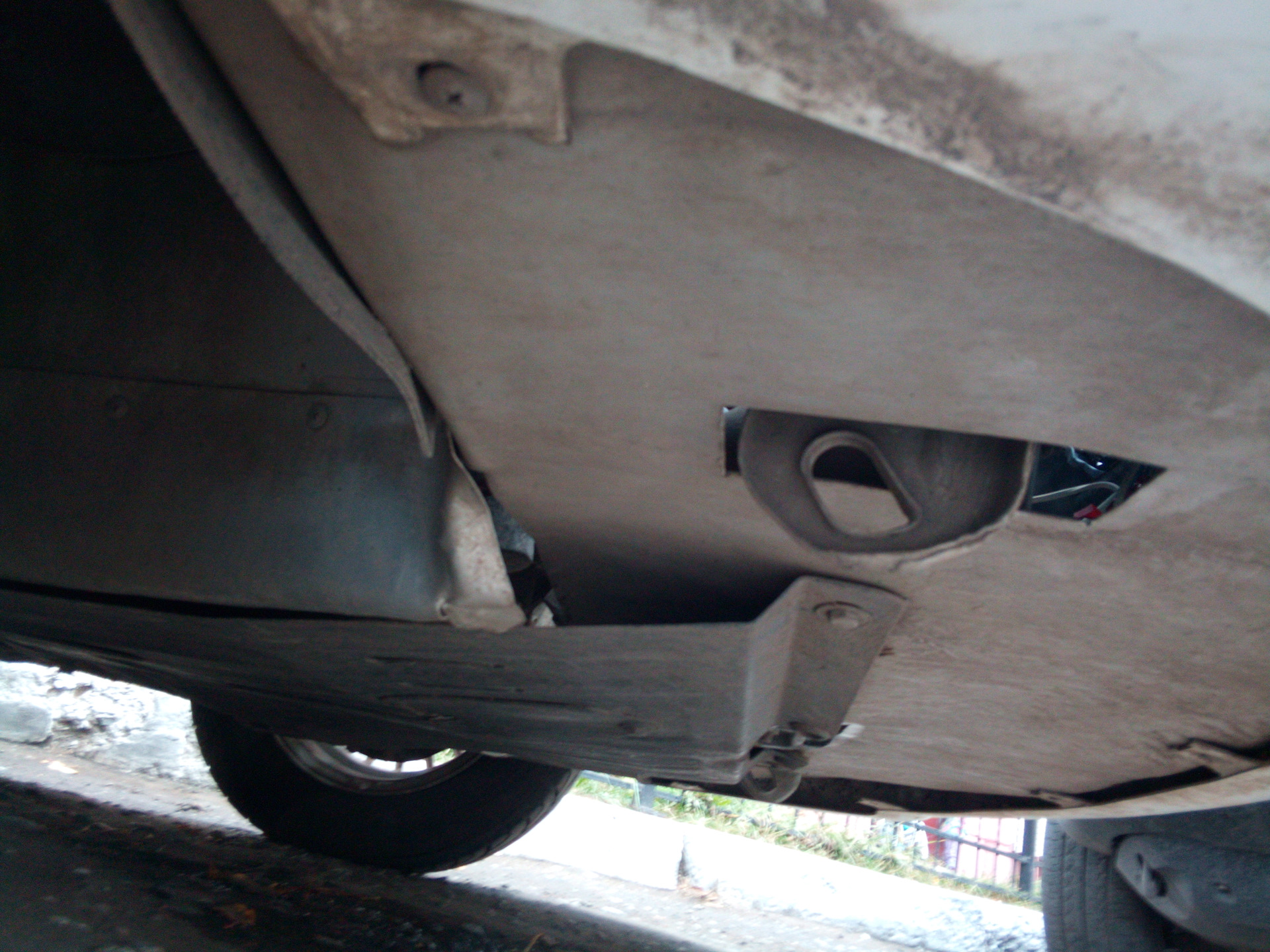 Замена пластиковых пыльников( грязезащиты) моторного отсека на метал ...