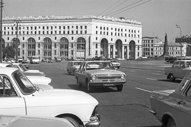 цдм светлановская площадь что такое. cc73fdes 960. цдм светлановская площадь что такое фото. цдм светлановская площадь что такое-cc73fdes 960. картинка цдм светлановская площадь что такое. картинка cc73fdes 960. «Де́тский мир» (с 2015 года — «Центральный детский магазин на Лубянке») — здание универсального магазина для детей и юношества, построенное в 1953—1957 годах в центре Москвы, на площади Дзержинского (с 1990 года — Лубянская площадь) по проекту архитектора Алексея Душкина (соавторы И. М. Потрубач и Г. Г. Аквилев, инженер Л. М. Глиэр) на месте снесённого Лубянского пассажа, над станцией метро глубокого заложения «Дзержинская» (с 1990 года — «Лубянка»).