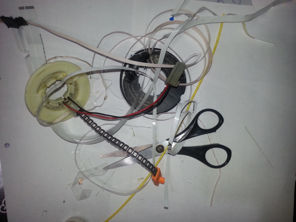 Не очень удачно, но видно, что от принтера шлейф смят немного — Renault Megane I