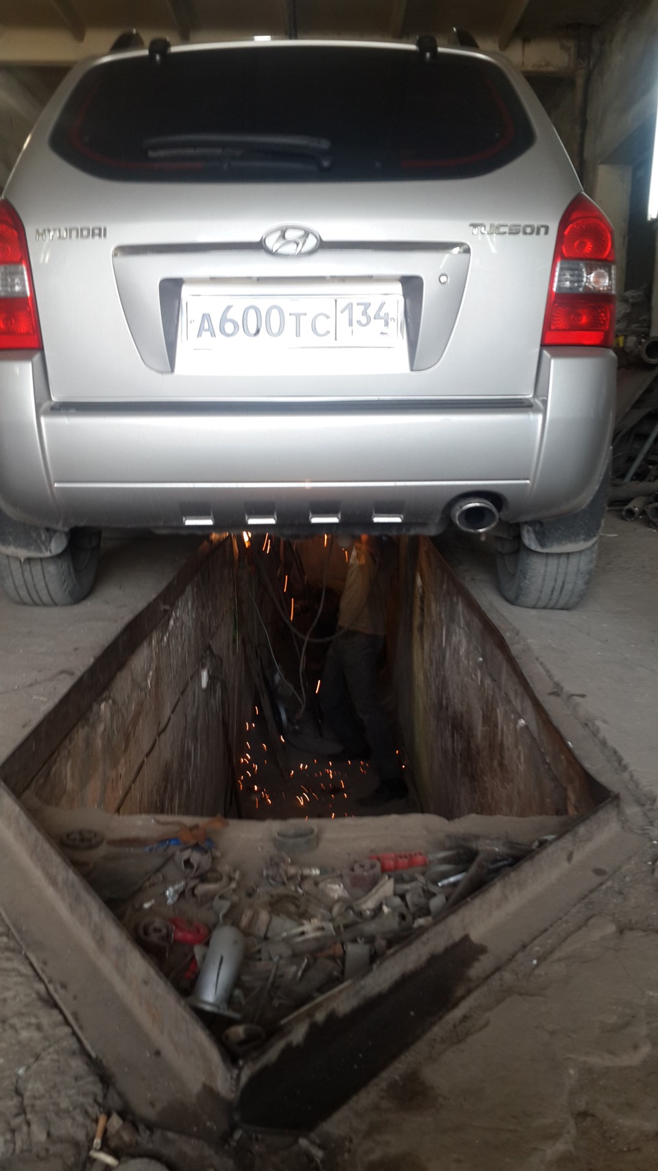 Заменил металлическую гофру глушителя. — Hyundai Tucson (JM), 2 л, 2006 ...