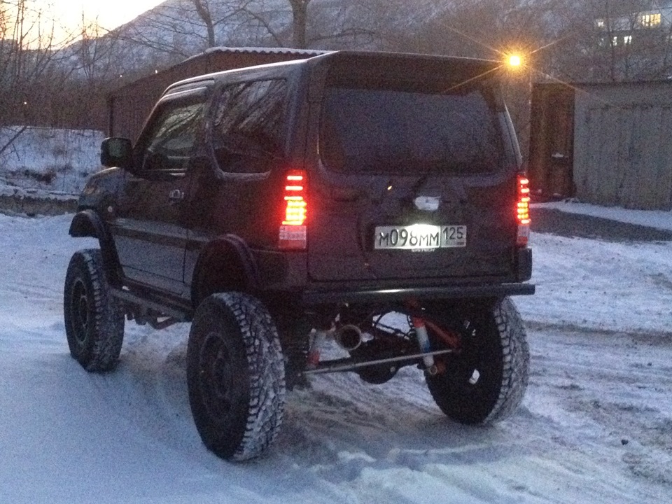 Зимние шины сузуки джимни. Suzuki jimny 235/75 r15. 215 65 16 jimny. Лифтованный suzuki jimny. Установка колес 245 75 16 на сузуки джимни.