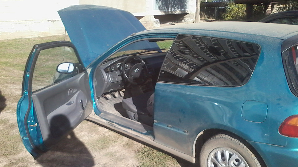 вода под ногами пассажира-течет лобовое стекло, чем вместо гудрона ...