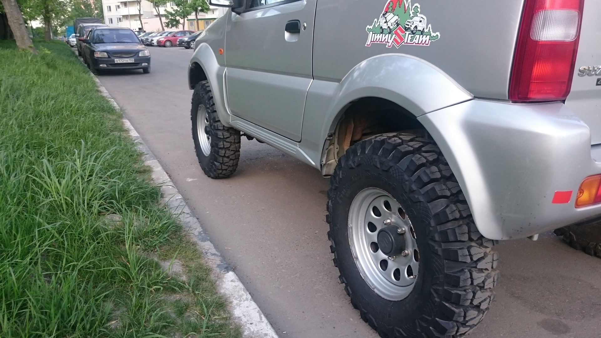 31 колеса. Forward Safari 500 на Jimny. Suzuki Jimny сафари. Расширители арок на Сузуки Джимни. Расширители арок Сузуки Джимни 2008.