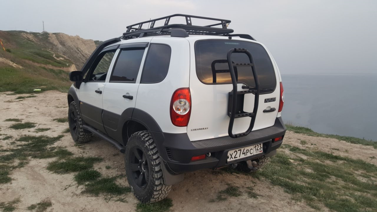 Chevrolet Niva белая Offroad