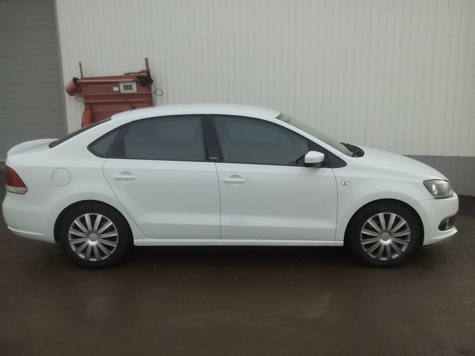 Шторки вместо тонировки. — Volkswagen Polo Sedan, 1,6 л, 2014 года ...