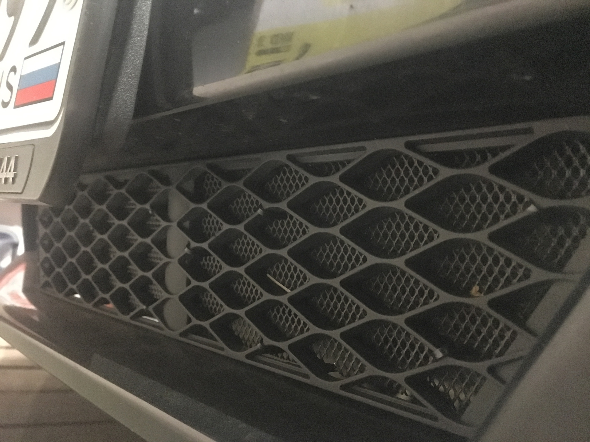 Защитная сетка радиатора. Защитная сетка радиатора. Сетка в бампер 10bk100x40. Сетка решетки радиатора hilux 125. Защитная сетка бампера renault dokker.