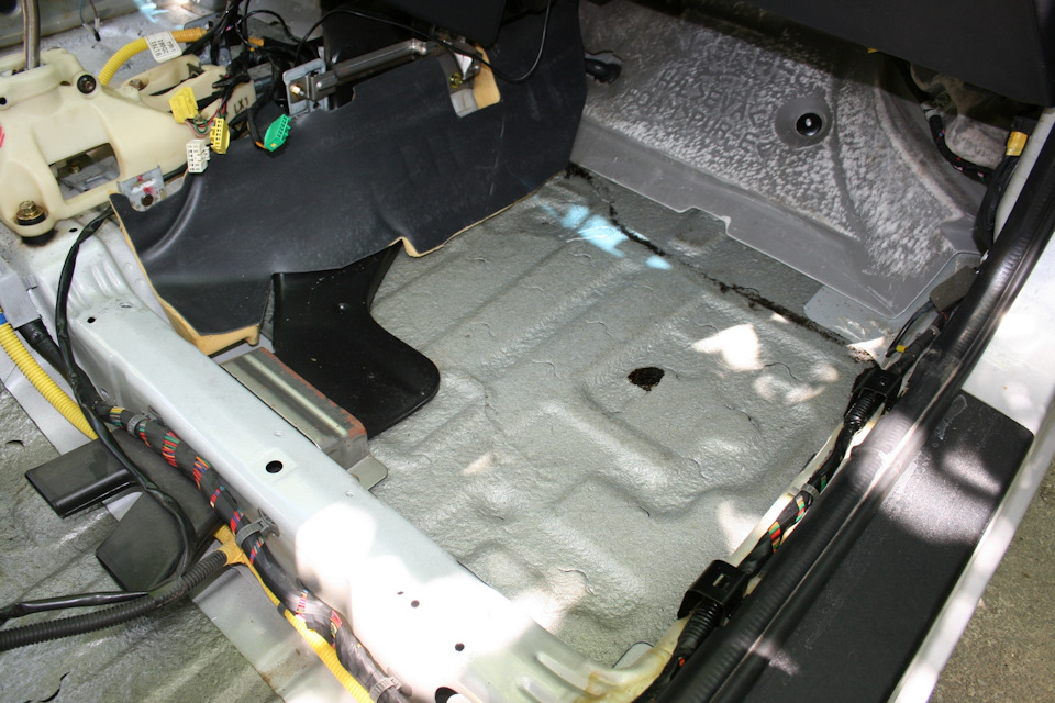 Вот, например, пол под передним пассажиром. Да, направляющая воздуховода к ногам задних пассажиров начала ржаветь, но это он конденсата, ибо он (усилитель) ничем не защищен и не крашен — Hyundai Elantra (3G)