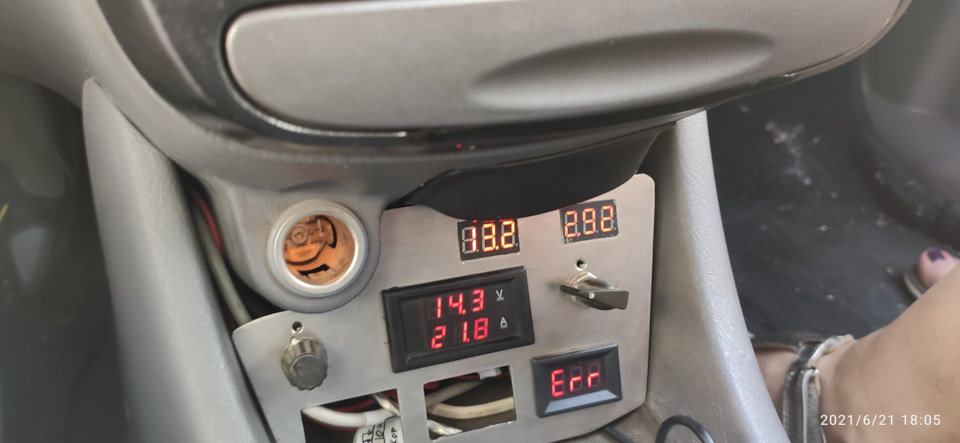 Предохранитель розетки Toyota Voxy ZRR 70 - Toyota Voxy (2G), 2 л, 2007 года эле