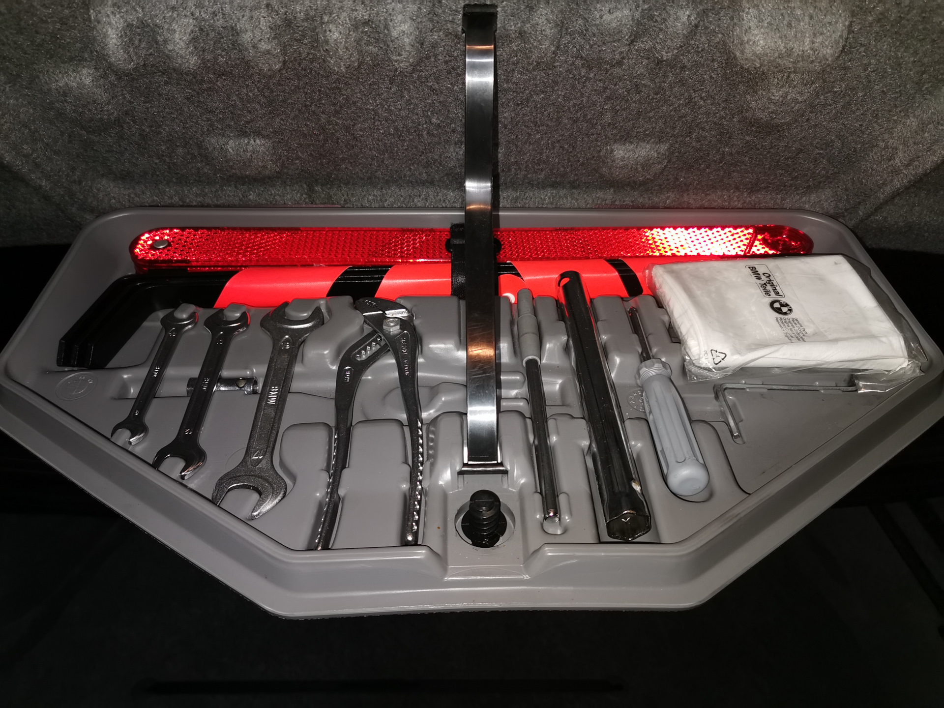Nissan tools. Штатный набор инструментов БМВ х3 е83. Штатный набор инструментов для BMW g21. Штатный инструмент БМВ е53. Outlander 4 штатный инструмент.