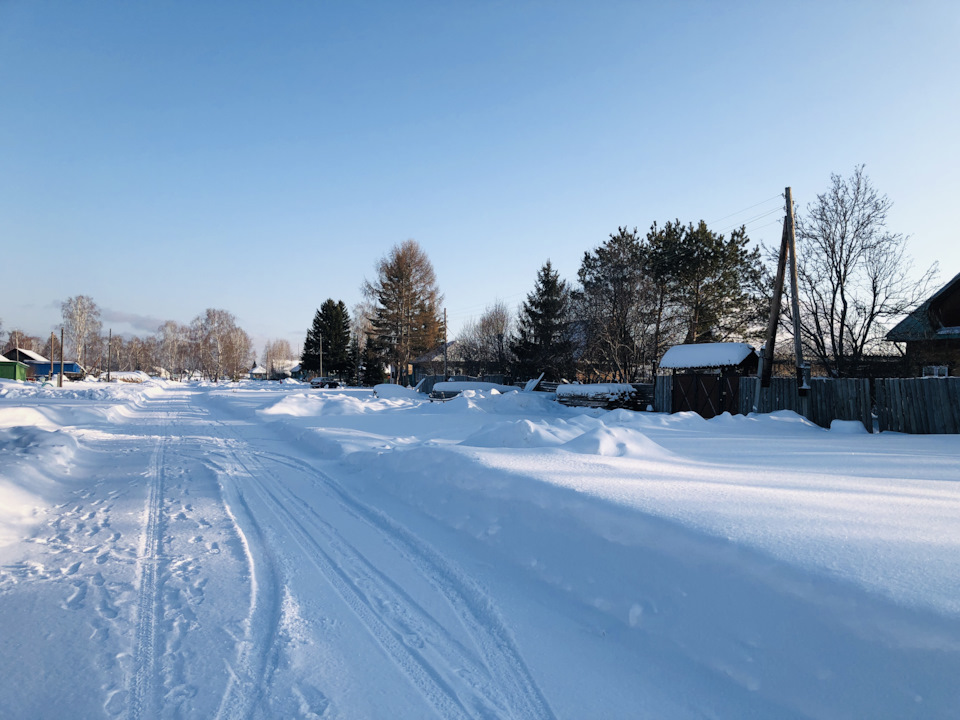 Расположен в 1 км