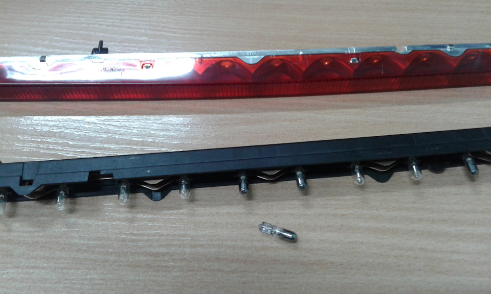 Заменил лампочки в стоп сигнале на заднем стекле — Audi A6 (C5), 1,8 л ...