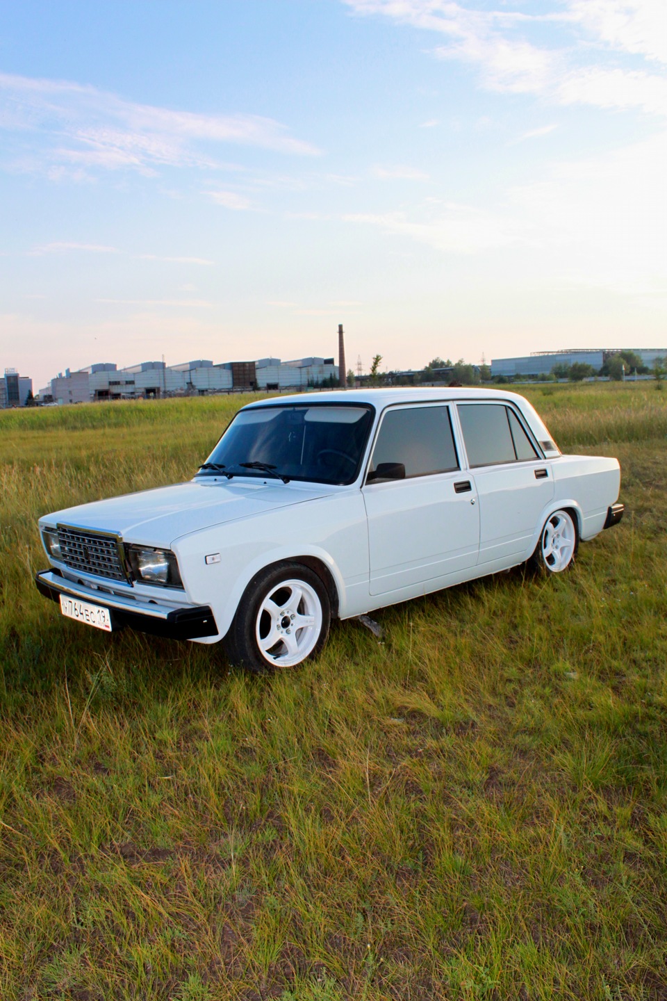 на траве или просто фотосет — Lada 21074, 1,6 л, 2011 года | фотография |  DRIVE2