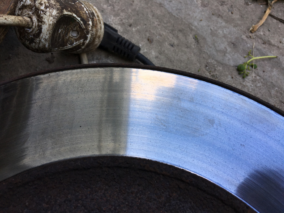 далее нужно было произвести замер толщины старого диска, но бороздки с наружной и внутренней части мешали штангенциркулю прижаться к поверхностям диска! — KIA Sorento (2G)