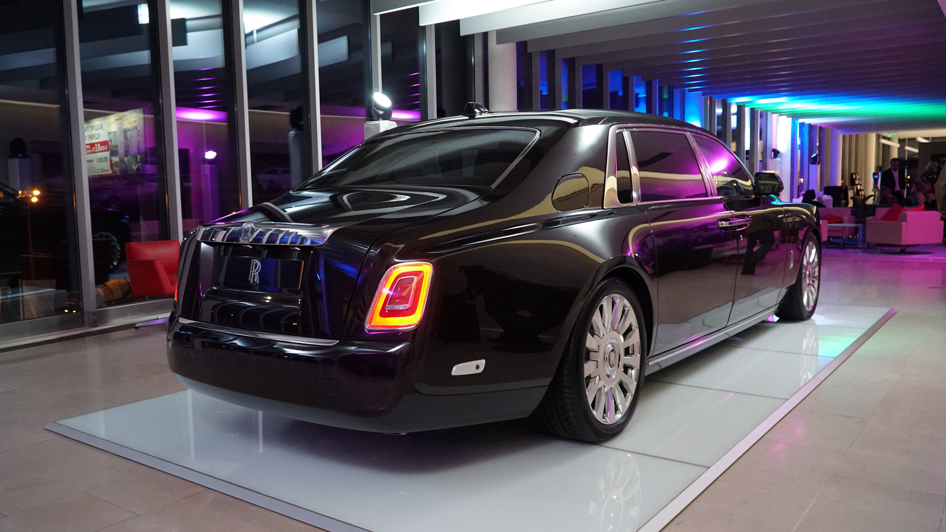 Rolls Royce Phantom 2020 черный