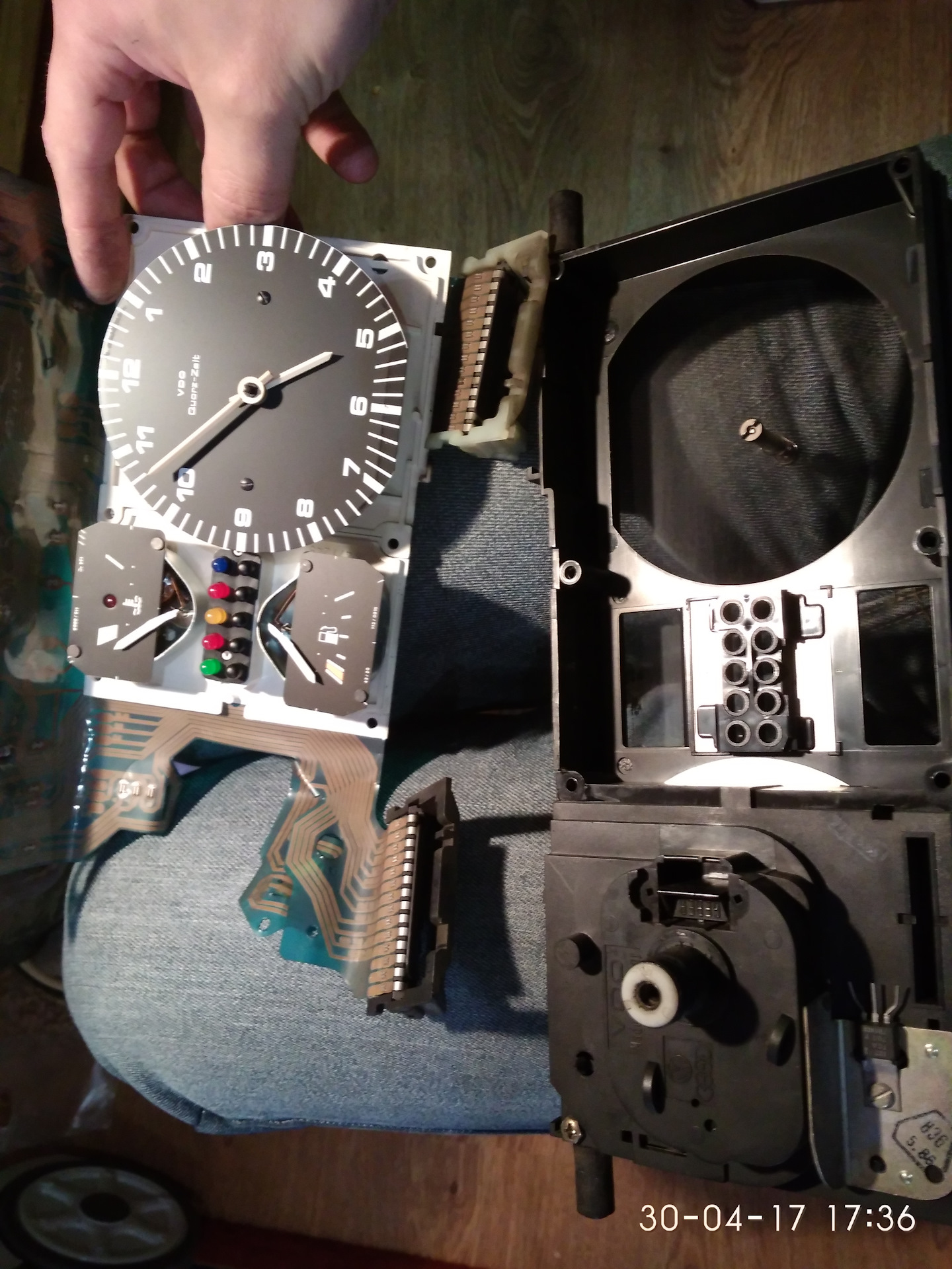 Корректор одометра на газель 2705. Как работает одометр. Daewoo matiz спидометр штекера. 0216 моторчик одометра. Шестеренки одометра ауди 80 б3.