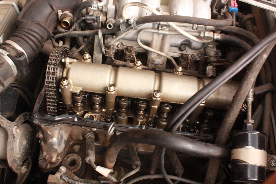 Клапана ваз 2104 карбюратор. Мотор ваз 2106 без клапанной крышки. Клапана двигателя ваз 2106. Регулировка клапанов ваз 21213 нива. Клапанный механизм ваз 2101.