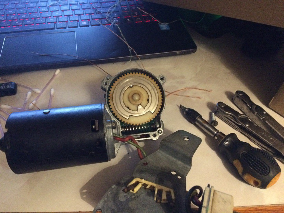 чистка и смазка моторчика "дворников" — Volkswagen Golf Mk1, 1,8 л ...