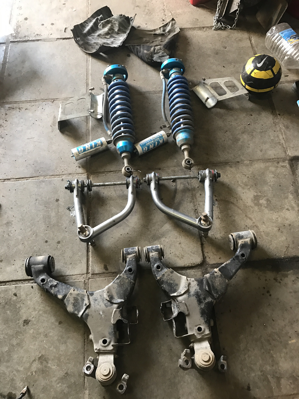 А это то, что стояло. Верхние рычаги и аморты сейчас готовятся к установке на ТТ одного моего приятеля из ННовгорода — Toyota Tundra (II)