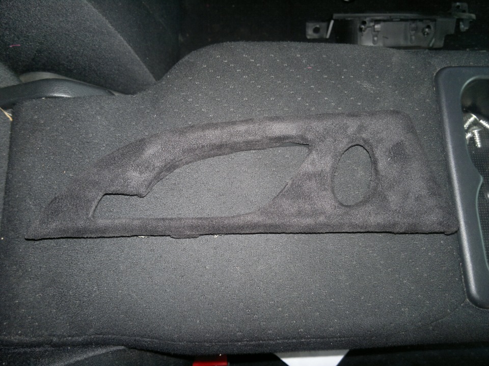 Прорезаем отверстия. Готово. — Honda Civic Hatchback (8G)