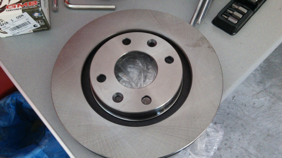 Задний левый тормозной диск. Щит тормозной задний ниссан х трейл т30. Тормозной диск valeo 297029. Задний левый тормозной диск. Задние тормозные диски паджеро пинин 2004.