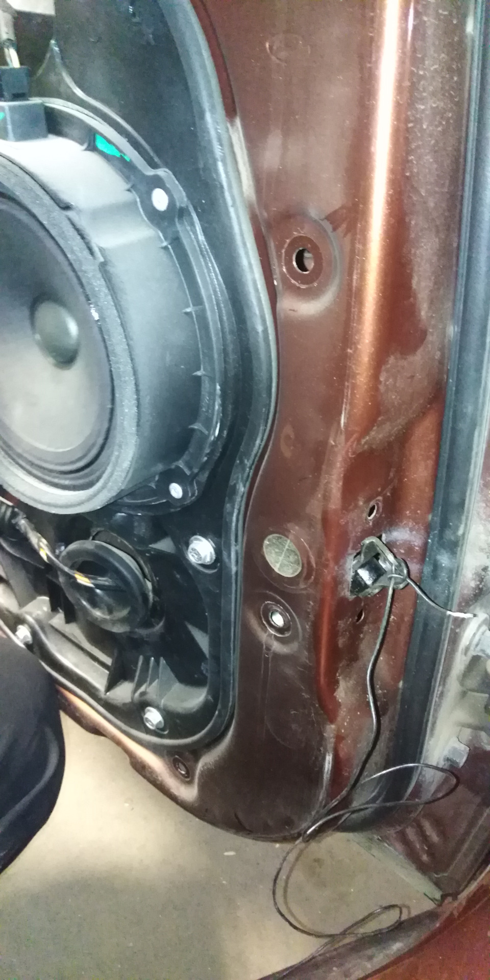 Старый ограничитель с привязаным проводом проталкиваем внутрь — Hyundai i30 (2G)