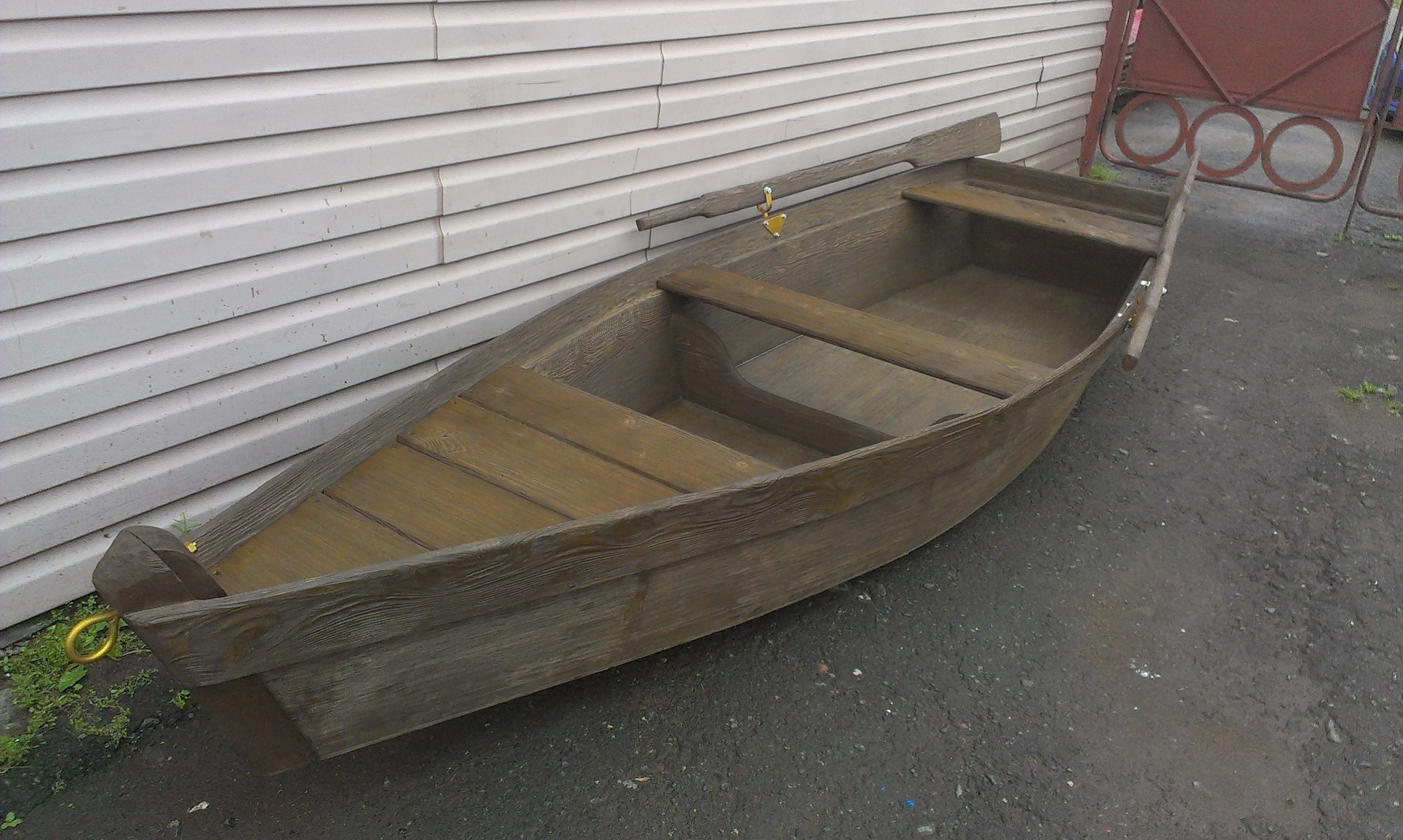 Купить лодку бу в ростовской области. Лодка деревянная. Деревянная лодка для рыбалки. Маленькая деревянная лодка. Старая деревянная лодка.