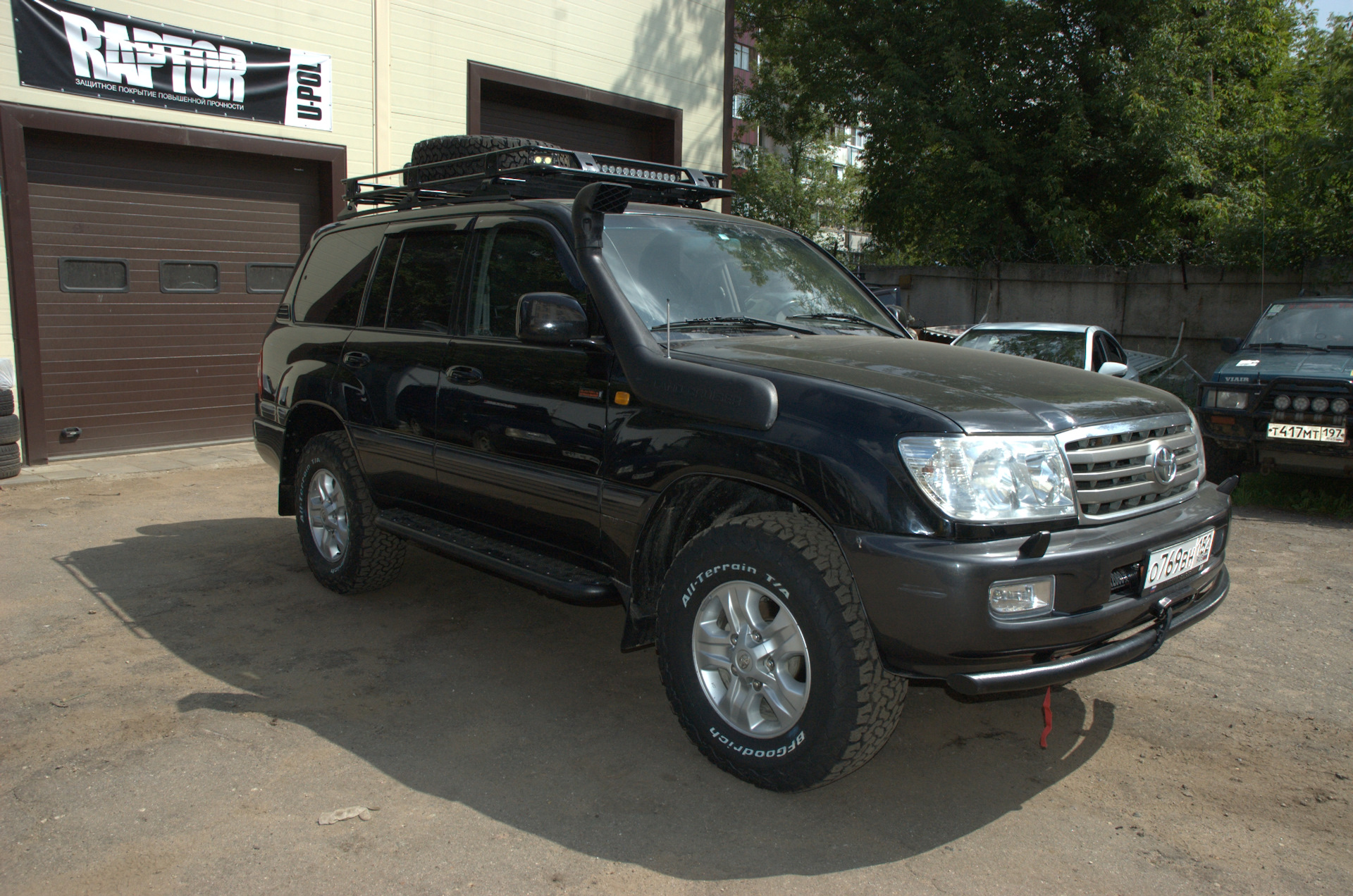 Ленд крузер шины. Тойота ленд Крузер 100 экспедиционник. Land Cruiser 100 лифт. Toyota Land Cruiser 100 35". Land Cruiser 100 33 колеса.