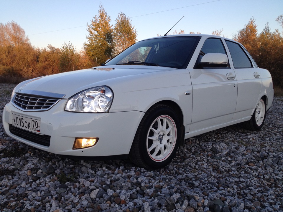 Lada Приора белая