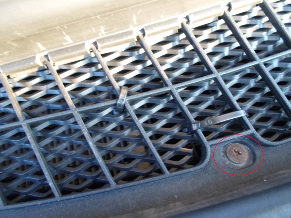 Защита от листьев в печке — Lada Приора седан, 1,6 л, 2012 года ...