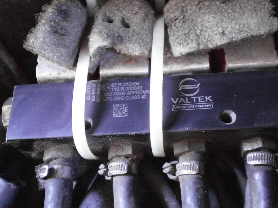 Фото моторного отсека и установка нового датчика разряжения во впускном ...