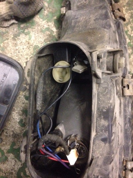 Одна изолента))))Корректоры на обеих фарах так же не работали. — Ford Mondeo I