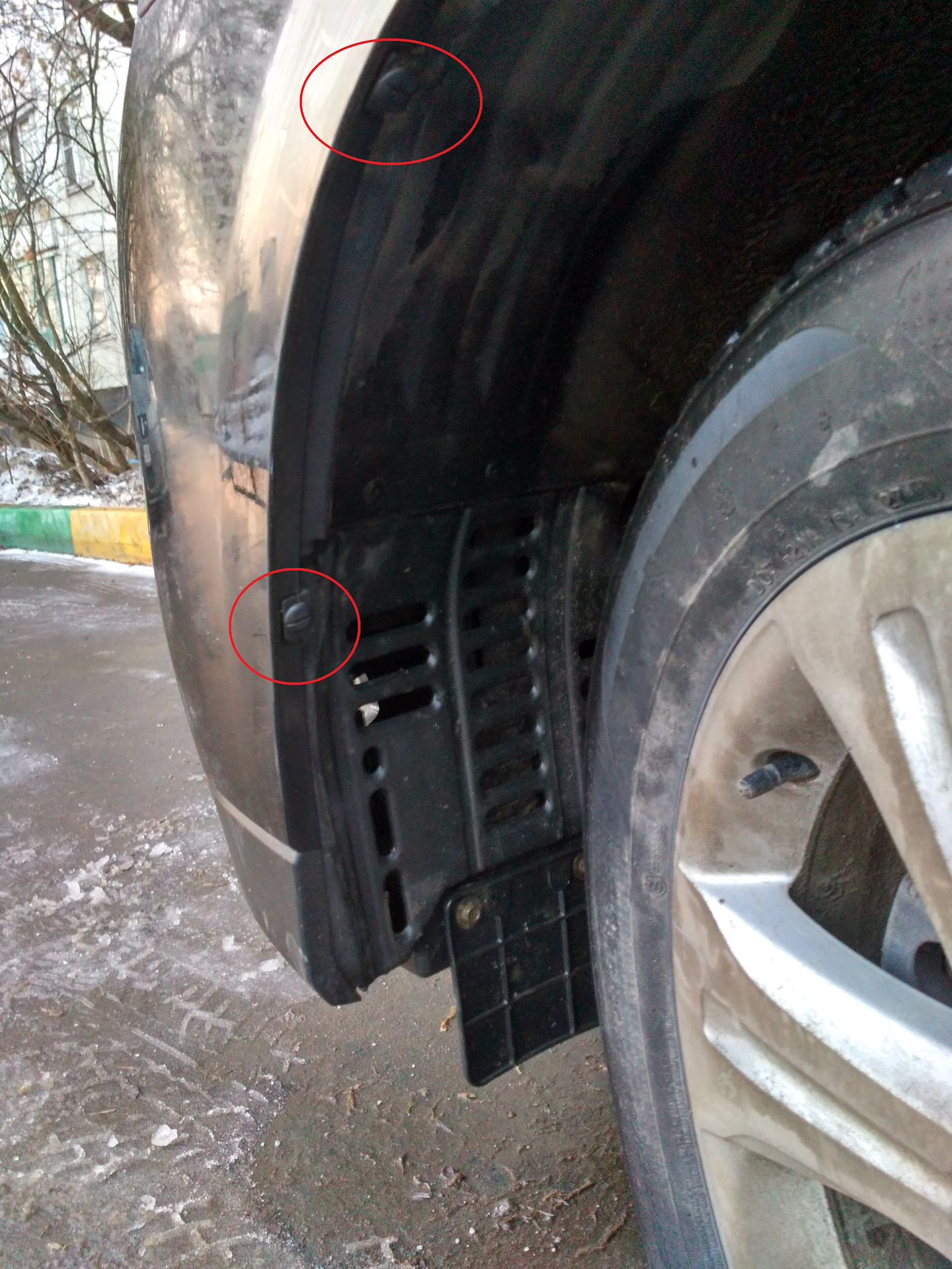 Разбор подкрылков outlander xl. Крепление подкрылков к бамперу. Металлическая пластина подкрылка к бамперу сид 2008. Крепеж подкрылка duster. Крепёж для передних локеров с бампера лачетти.